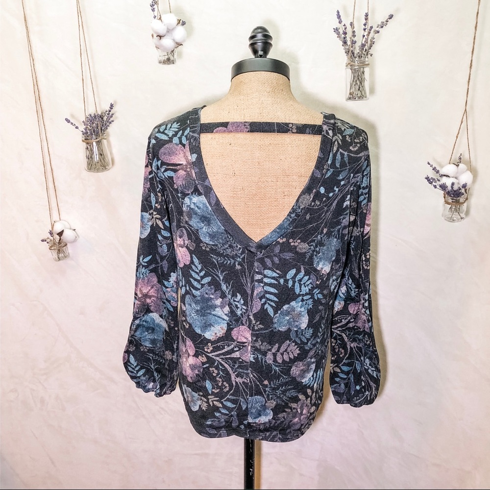 Day trip 3/4 sleeve open-back floral top